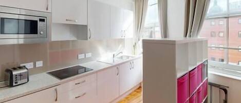 Fridge, cookware/dishes/utensils