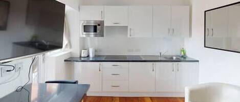 Frigorífico, microondas y utensilios de cocina