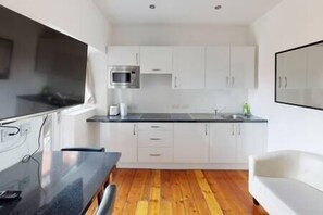 Frigorifero, microonde, pentole/stoviglie/utensili