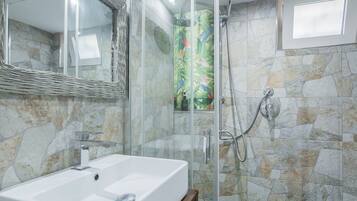 Doccia, bidet, asciugamani, sapone