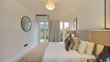 Apartment (3 Bedrooms) | 3 bedrooms, laptop workspace, iron/ironing board, free WiFi