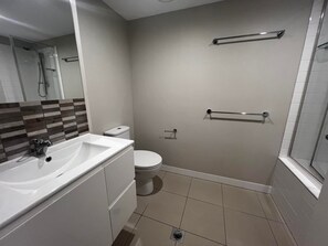 Douche, sĂšche-cheveux, serviettes fournies
