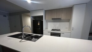 Fridge, microwave, oven, stovetop - Comfortable 2BR Getaway in Cooper Plains with Parking (Coopers Plains)