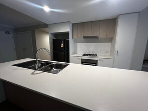 Fridge, microwave, oven, stovetop - Comfortable 2BR Getaway in Cooper Plains with Parking (Coopers Plains)