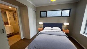 2 bedrooms, iron/ironing board, WiFi, bed sheets - Comfortable 2BR Getaway in Cooper Plains with Parking (Coopers Plains)