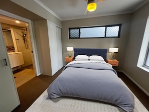 2 bedrooms, iron/ironing board, WiFi, bed sheets - Comfortable 2BR Getaway in Cooper Plains with Parking (Coopers Plains)