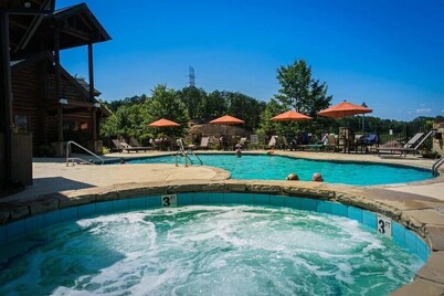 FUN & RELAXING! 2br/2ba  Great Back Porch w/View & Yard, DOLLYWOOD CLOSE BY!