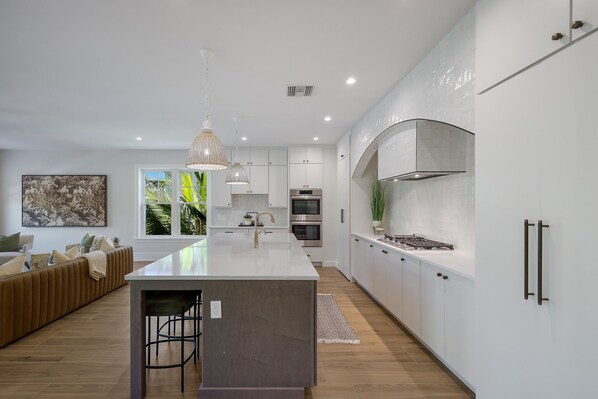 Refrigerador, microondas, horno, placa de cocina