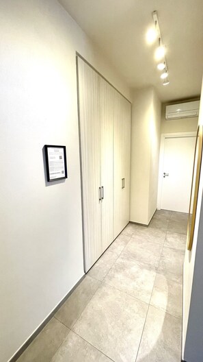 55-吋平面電視、數位頻道、串流服務、印表機