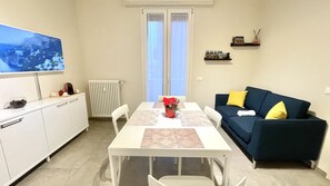 Frigorifero con congelatore, microonde, forno, piano cottura