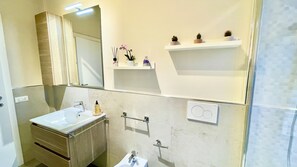 Laptop workspace, blackout curtains, iron/ironing board, free WiFi - Appartamento Cosimo (Prato)
