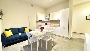 Täysikokoinen jääkaappi, mikroaaltouuni, uuni, liesi