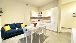 Geladeira grande, micro-ondas, fogão, cooktop