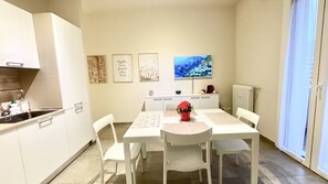 大型冰箱、微波爐、烤箱、爐台