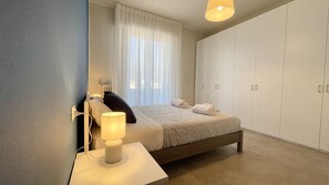 舒適公寓 | 2 間臥室、筆電工作空間、遮光布/窗簾、熨斗/熨衣板