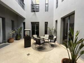patio - YVES Marrakech - Boutique-Riad - Luxury with Moroccan Mystique (Marrakech)