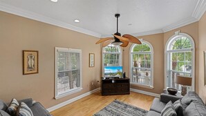 Smart TV, books - Under the Tuscan Sun: *Heated Pool *Close to Beach *Perfect Central Location (Holmes Beach)