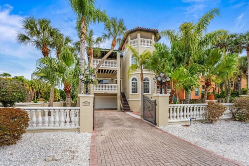 Under the Tuscan Sun: *Heated Pool *Close to Beach *Perfect Central Location