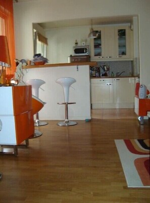 Refrigerador, microondas, horno y cafetera y tetera