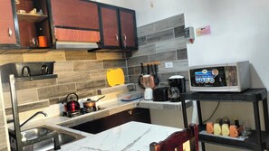 Cafetière-théière, vaisselle et ustensiles, table de salle à manger