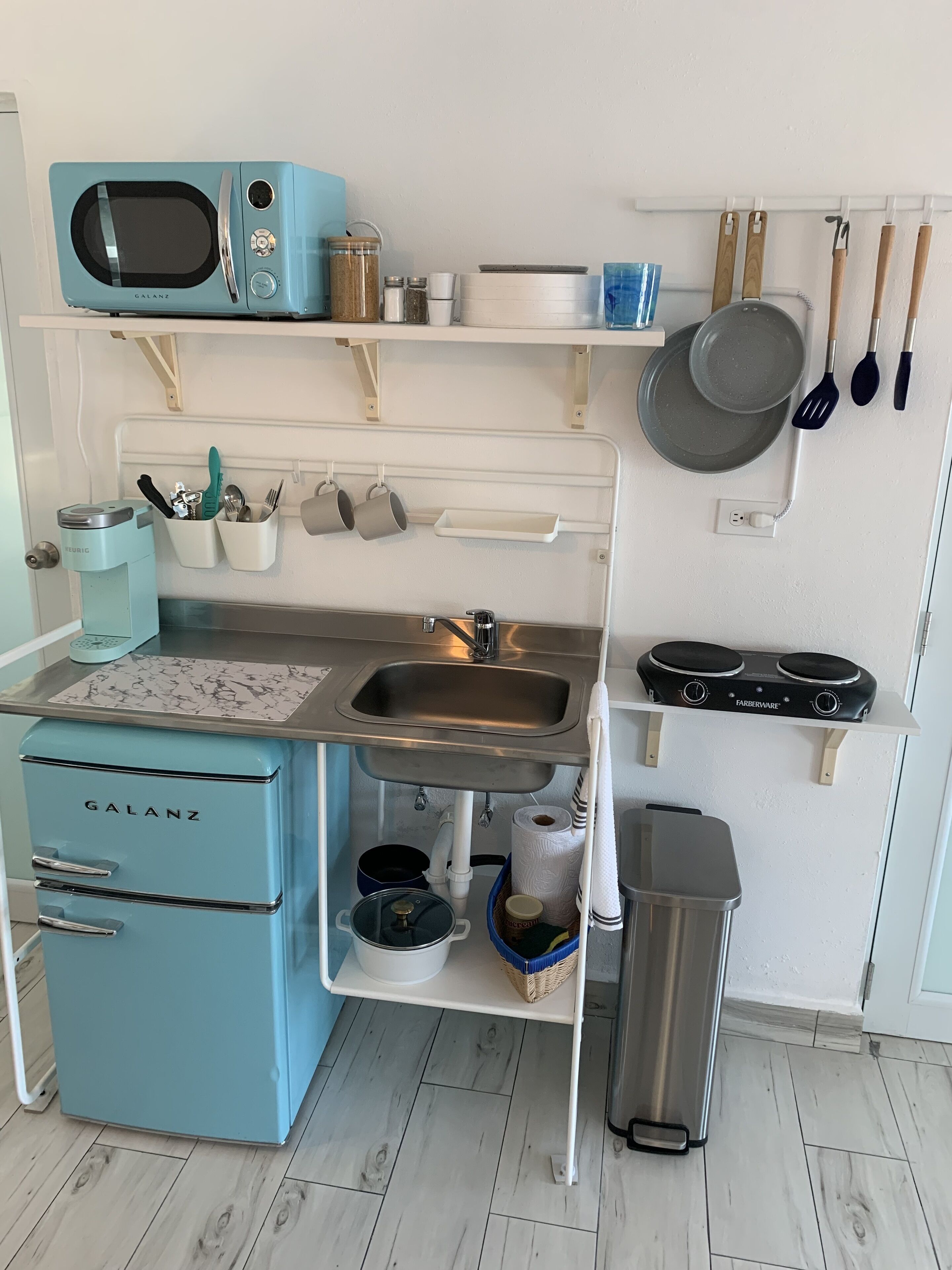 Refrigerador, microondas, placa de cocina, cafetera/tetera