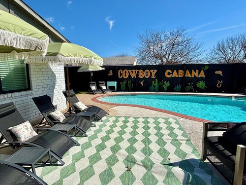 fifa-15 mins to stadium~Cowboy Cabana~pool~putting green~firepit~projector~games