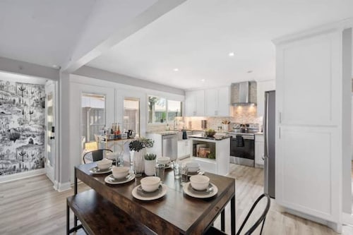 fifa-15 mins to stadium~Cowboy Cabana~pool~putting green~firepit~projector~games