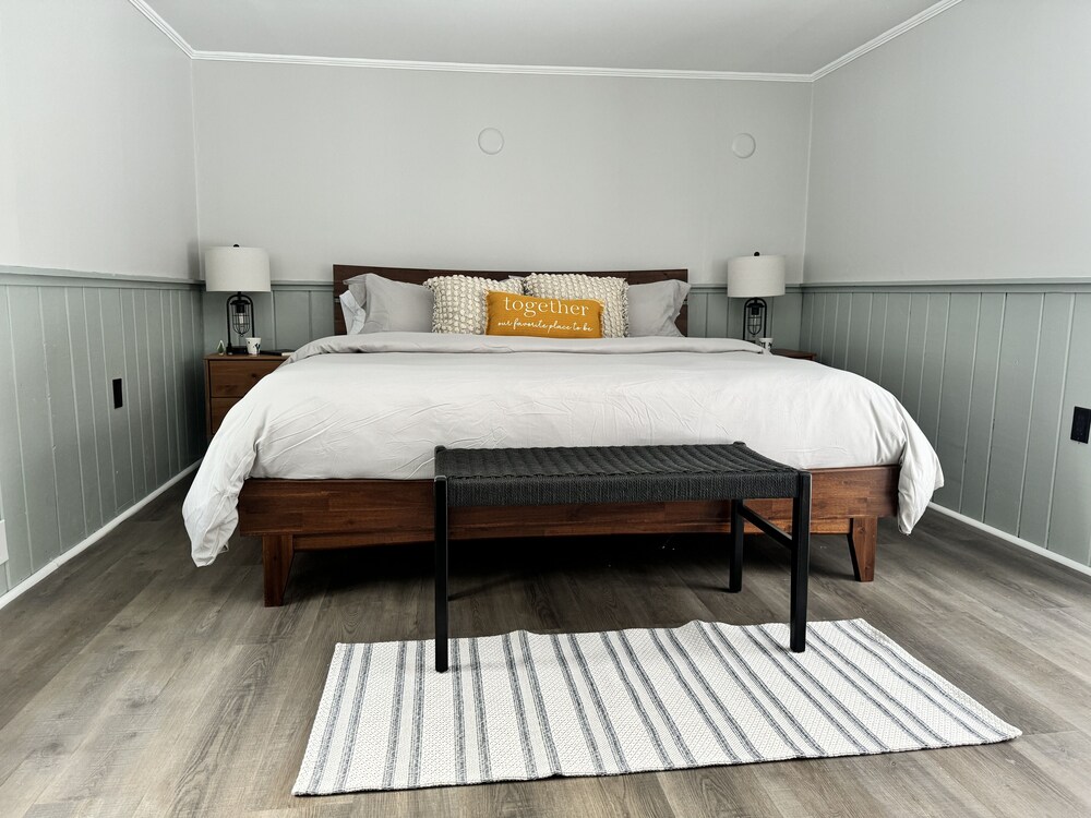 Petfriendly rustic ski cottage! NH Wooded Oasis, one mile to large Ski Resort! Bartlett Vrbo