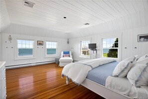 5 bedrooms, WiFi, bed sheets