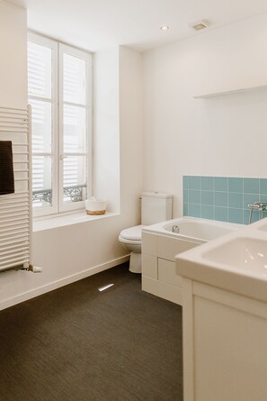Douche, sĂšche-cheveux, serviettes fournies, papier toilette