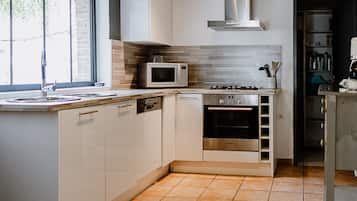 Een koelkast, een magnetron, een oven, een kookplaat
