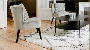 Een moderne woonkamer met een bank, fauteuil en salontafel.