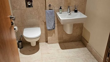 Family Penthouse, 1 King Bed, Non Smoking, Ocean View | Bathroom
