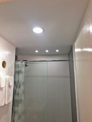 Haartrockner, Handtücher, Seife, Toilettenpapier