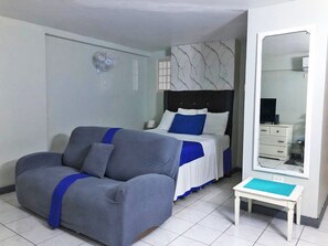 Tabla de planchar con plancha, wifi gratis y ropa de cama