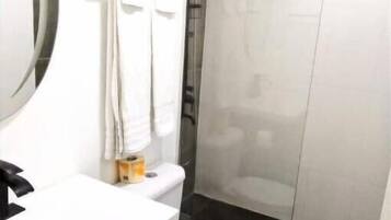 Een haardroger, handdoeken, zeep, toiletpapier