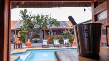 Una piscina al aire libre