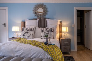 4 habitaciones, escritorio, tabla de planchar con plancha y wifi