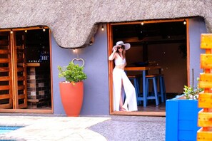 Outdoor dining - The Hemingway House 15 min from Tambo Airport (Benoni)