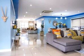 Interior - The Hemingway House 15 min from Tambo Airport (Benoni)