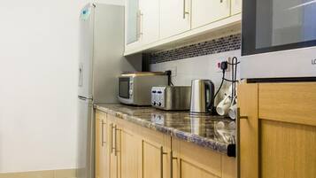 House | Private kitchen | Fridge, microwave, oven, stovetop