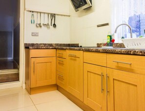 House | Dapur peribadi | Peti sejuk, ketuhar gelombang mikro, ketuhar, dapur 