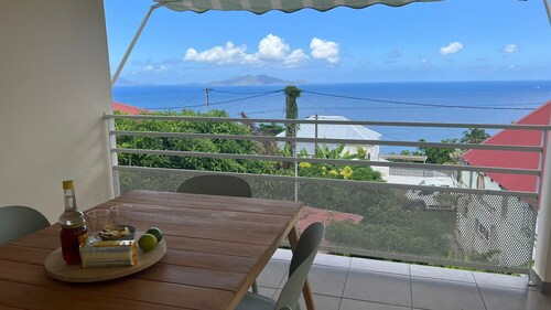 Suite spacieuse 4* 77m2 offrant une magnifique vue sur la mer et Les Saintes