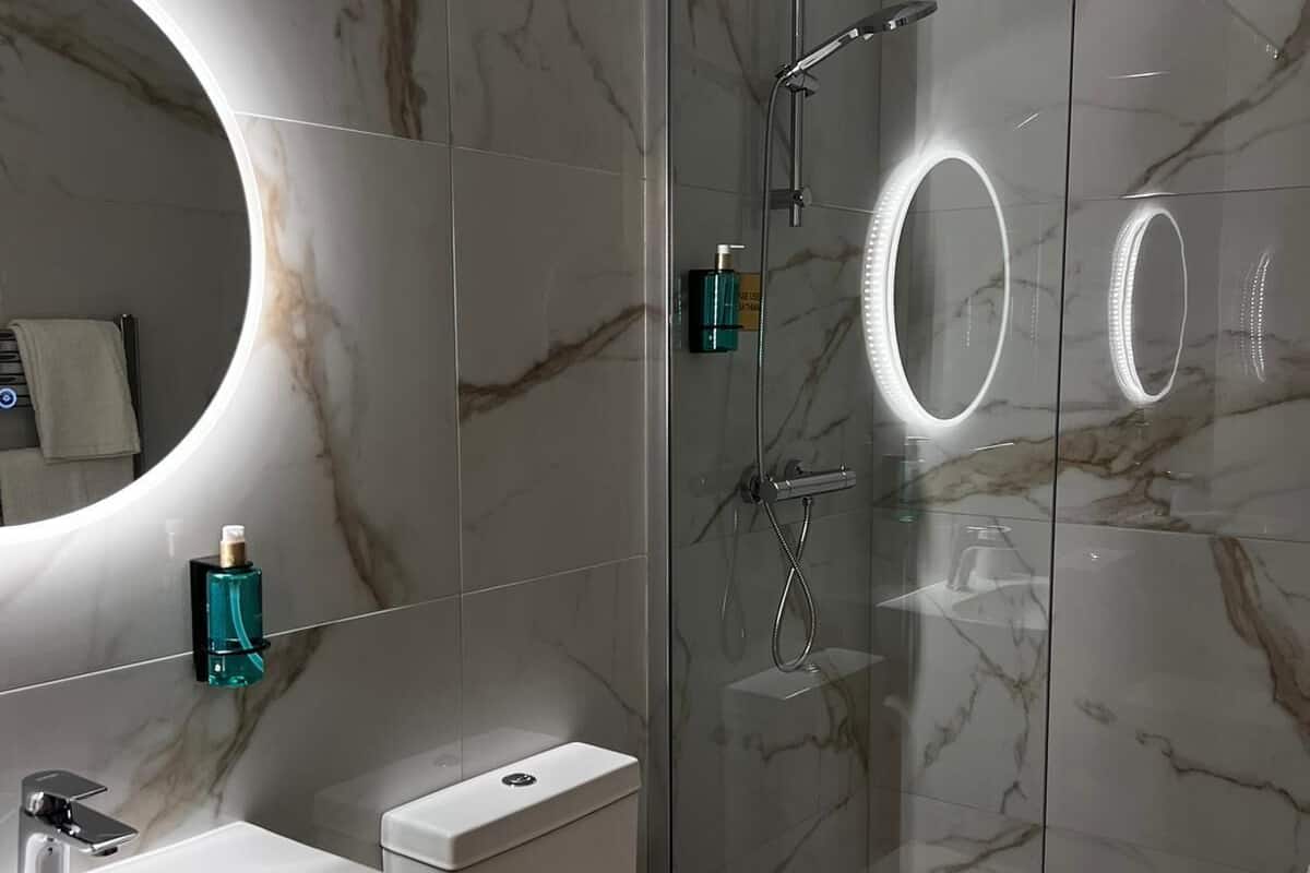 Amenidades de baño gratuitas, secadora de cabello, toallas