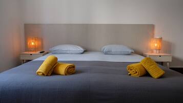 Habitación triple Confort | Wifi gratis y ropa de cama