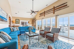 Una televisión, una chimenea