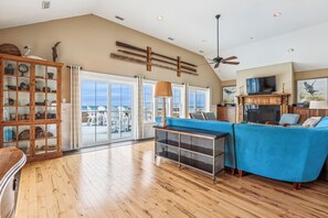 Una televisión, una chimenea