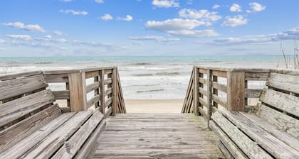 The Pine Island Lodge-- Spectacular 28 BR Oceanfront in Corolla