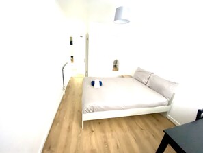 3 室のベッドルーム、デスク、WiFi、ベッドシーツ