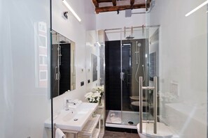 Comfort Suite (1° floor) | Bathroom | Shower, rainfall showerhead, free toiletries, hair dryer - House of Mamas (Rome)